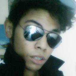 Musico, sarcastico, ironico, critico, malandro, sincero, humilde, louco, bipolar, imperfeito, estranho, preguiçoso... EXTREMO;)