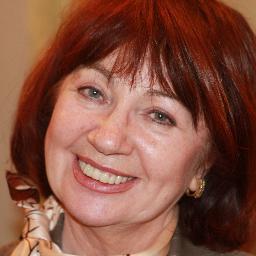 Окончила истфак МГУ, когда-то жила, училась и работала в Праге, до сих пор люблю этот дивный город!