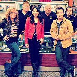 are fans of icarly (somos fãs do icarly)quem tambem gosta de icarly segue ai *--*