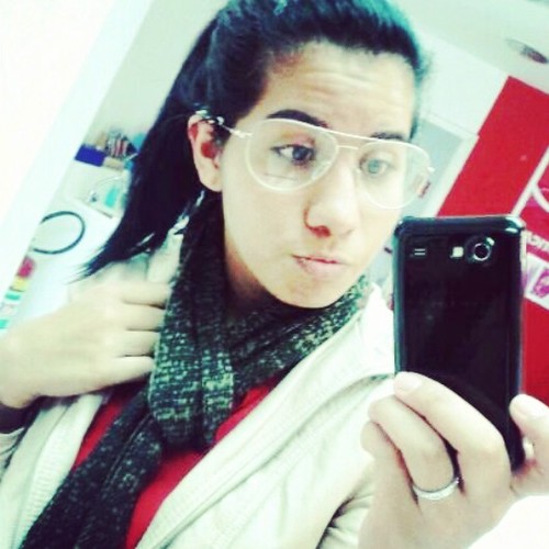 Sou dramática, intensa e tenho uma alegria em mim que quase me deixa exausta.. seguem ai