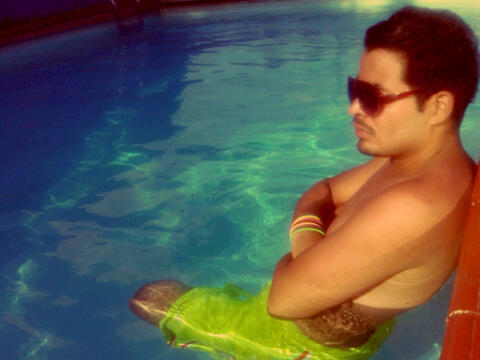C.Social/Panisima2.0,Music Lover, Vodkadicto, Farandulero. Twiteo lo q escucho,hago y veo d vez en cuando! This Is Me! Ready?Follow me