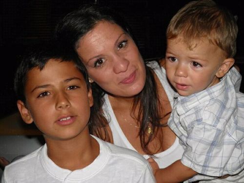 cuando la veas llorando, no le digas nada, solo abrazala