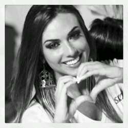 {Espera Nick, podemos tirar uma foto? Awn, também quero uma foto com beijo} - @EuNicoleBahls - January 21th 2011. ՏՁ (Seguida,Oficializada e Reconhecida)