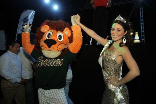 Aficionada y Reina 2013 del Equipo de Béisbol Leones de Yucatán de la LMB