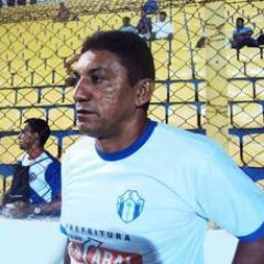 Ex-jogador e atualmente treinador de futebol.