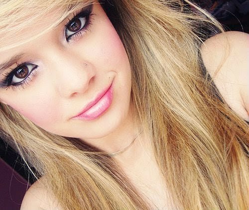 Sou do tipo moleca mais que sabe ser princesa.Jeito de boneca mais não e de porcelana e q mesmo frágil e poderosa... Directioner 3