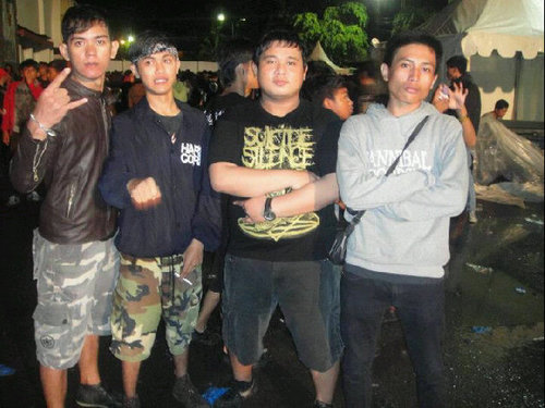 Jalani hidup dengan apa adanya. . .tetap kalem,nyantai,woles..walau semua terasa tak berguna..#pin 210ec302.. \m/