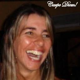 Sou escorpiana de olhar e intensa de vida. Rasgo palavras e misturo emoções em tudo. Amo a vida, a educação, minha família, meu marido e meus amigos. Vivo!