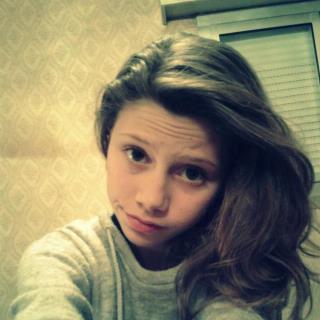 leah8383's profile picture. follow me jte follow back 3 mickey , les cacahouetes, l'orangina, les nikes blazers, les fraises, les short en jeans, la mer, les pantalons bleus 3 c'moi