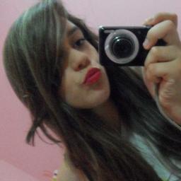 Sou chata, irônica, boba, idiota, legal, feliz, burra e bipolar pra quem não me conhece. Sou tudo mais nunca fui perfeita ” sou humana ” .