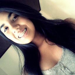 - Akela ke vive sorrindo, ke tem um carinho especial por seus amigos, e é legal com quem é legal com ela ! :D