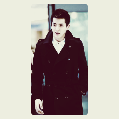 หนีห่าว ผม คริส ลีดเดอร์เงิงหล่อแห่ง Exo-m ครับ ผมเป็นยังไงน่ะหรอครับ ? แค่ตัวอักษรมันจำกัด บอกไม่หมดหรอกครับ แต่ที่แน่ๆฟอลแล้วระวังหลงรักผมนะครับ *ยิ้ม* ♥