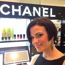 I am a fashion and beauty addict and blogger.