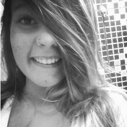 A menina que sofreu ,caiu, aprendeu,luto, venceu ,perdeu; Hoje já é uma garota,que conhece a realidade e batalha pela felicidade ! ;; inspiração @Projota ♥
