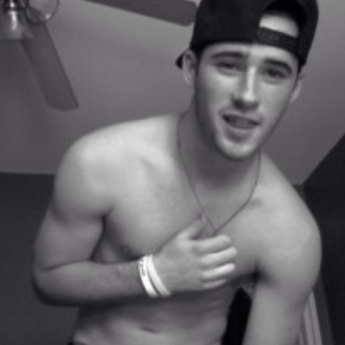 17. Single aint looking for a headache. Senior. Follow i follow back