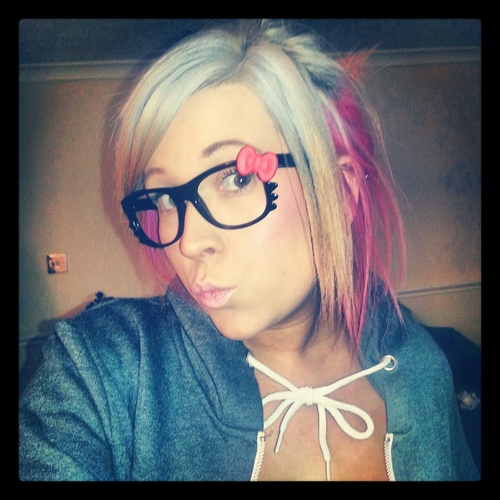 im lauren,, im 23,, im a mummy :) im kinda random n a bit of a twat :D but hey #teamfollowback :)