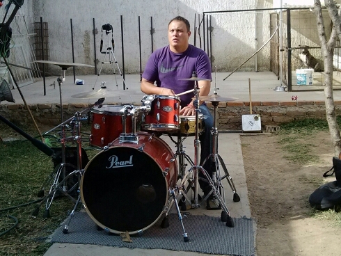 Amo a mi esposa, mis hijos, mi familia y mi bateria. A veces soy un payaso (literal) jeje =0)