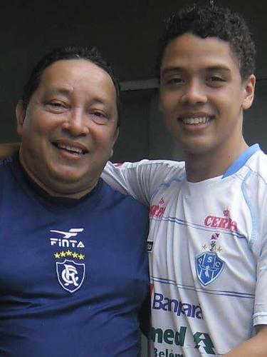 Adoro jogar PS3, bagunçar muito com oc amigos, amo minha familia