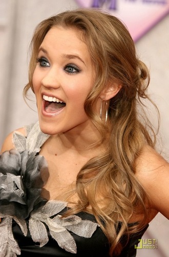 The official Twitter fanpage of @EmilyOsment!
