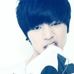 Gue maknae. Gue ganteng. Protes? Empang juseyo.