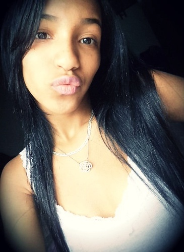 Feia, chata, fresca ,irritante,ciumenta,Brava,Baixinha, CORINTHIANA ♥, ignorante ,e pertubada da cabeça :}