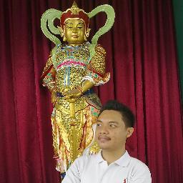 Pria yang suka tersenyum, bercanda, bercerita dengan banyak teman, dan berbagi pengalaman ataupun informasi.