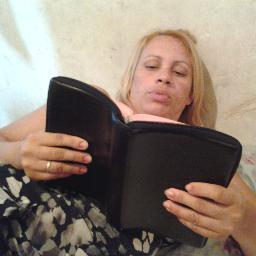 Libriana. sincera,alegre,companheira,vaidosa,amigos,as vezes chata.