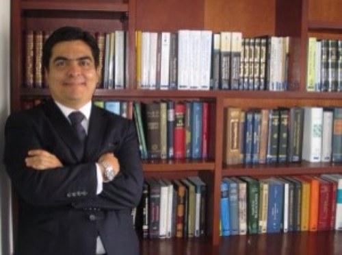 Abogado, Socio de Castaneda & Velasco, Master en Regulación , Finanzas y Negocios Internacionales.