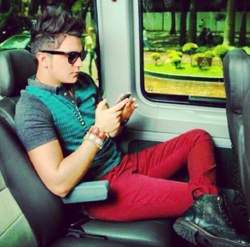 Aonde pensam que tem um coração, em mim existe você, eu te vivo incondicionalmente! @luansantana Since: 13/12/11
