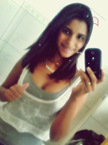 Eu sou assim,ligada na tomada.
Sempre qerendo encontrar uma razão,pra tdo, pessoas como eu sofrem mais, se decepcionam mais,por outro lado crescemos.
