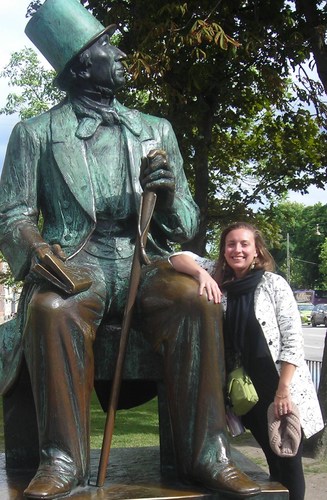 A library enthusiast also passionate about food, travel, and nature.
