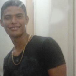 É curioso como não sei dizer quem sou. Quer dizer, sei-o bem, mas não posso dizer. Sobretudo tenho medo de dizer porque no momento em que tento falar não só não