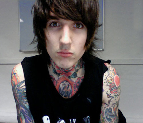 Oliver Sykes earned a million dollar salary, leaving the net worth at 2 million in 2017