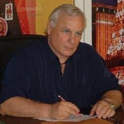Français, né au vietnam mais famille originaire de l'ile de Corse. Auteur / Author / Autor / Roman 