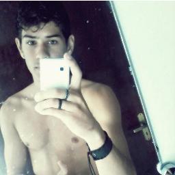 Goleiro na Escolinha de Futebol Teixeirinha , Estudou na instituição de ensino cmjf faço o 3° ano e tenho 17 anos :D