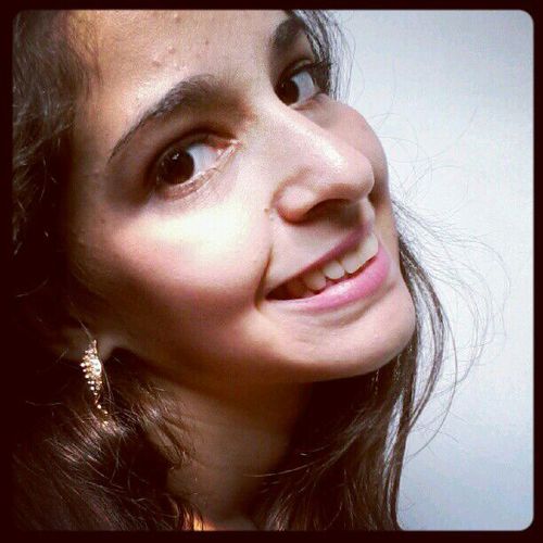Mulher,menina,filha,noiva,amiga,tia,alegre,feliz,companheira,risonha,explosiva,chorona,sensível,dramática,apaixonada.#Eu.