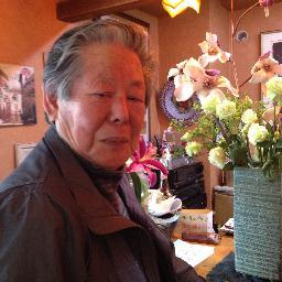 作家。新聞記者、フリー・ジャーナリストを経た後に、作家活動に専念。著書には『阿片王一代』など。また夕刊紙の長期連載小説などでは、『派閥陰謀』『アヘン王と呼ばれた男がいた』『餓鬼道』など。その他、雑誌などに掲載多数。
