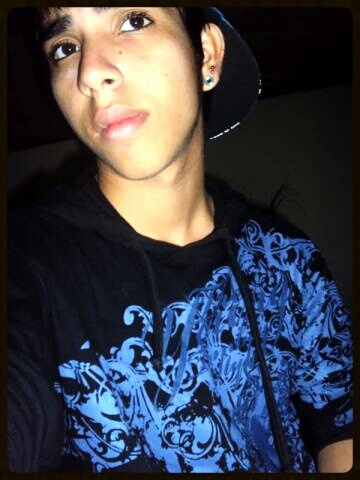 Digamos assim se é meu ñ olha, nem mexe e nem chega perto u.u Ele é meu Príncipe e eu sou a Dengo dele e muito ciumenta então tira o olho ;* / @ChriisAlmeida_