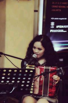 Pianist for @starliteband,singing pianist and a girl who's living a dream ;)