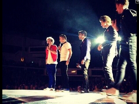 We are tweeting about One Direction :) 5/5 are not following us. 5/milion directioners here :)