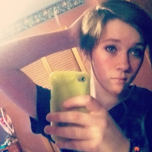 Hi\_(ツ)_/I love music! Singing has always been a passion in my life. Hopefuly ill be recognized one day but until than im just a girl who stands out in a crowd.