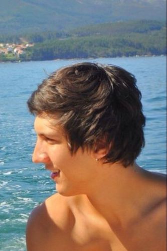 Joven guitarrista y amante de la música. Estudiante de Producción de Espectáculos en O Raio Verde. Ocurrente e ingenioso.