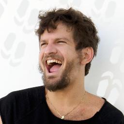 (...) Seguindo os seus passos aonde quer que vá ... 
 Administrado por @JoyMta