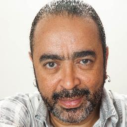 Formação em desenho: iadê (instituto de artes e decorações) teatro: EAD (Escola de Arte Dramática- ECA- USP). Ator,aderecista, preparador corporal e roteirista.