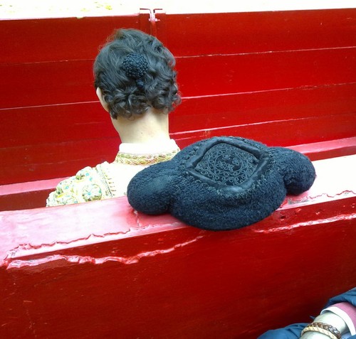 Diseño trajes de gitana y fiesta, tocados. Bisuteria en alambre de aluminio. Piezas de carey, fimo y lo que me propongas.