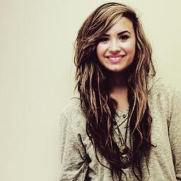 Ella es más que una ídola. Es más que una voz. Es más que una chica fuerte e irrompible. Ella es mi vida entera. @ddlovato gracias por existir