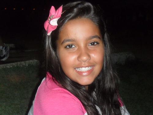 Curto a banda One Direction , gosto de pizza de praia sou muito alegre !Essa sou eu !