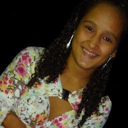 \Sou no mínimo uma menina que sonha com um futuro feliz,e no maximo a mulher que busca esse futuro/