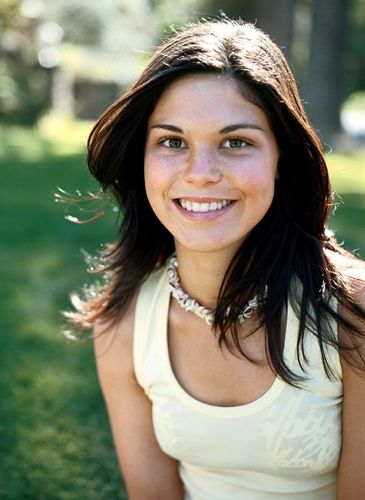 Rebecca Sanderson, alumna  EN Blue Water High. Caracter fuerte, buena amiga de Perri, Fly, y Anna.