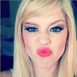 Ser fã é agradecer a existência de uma pessoa que talvez nem saiba da sua. Fã clube masculino dedicado a @sophiaabrahao !!!